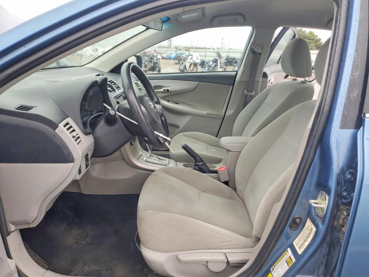 2013 TOYOTA COROLLA LE photo 19