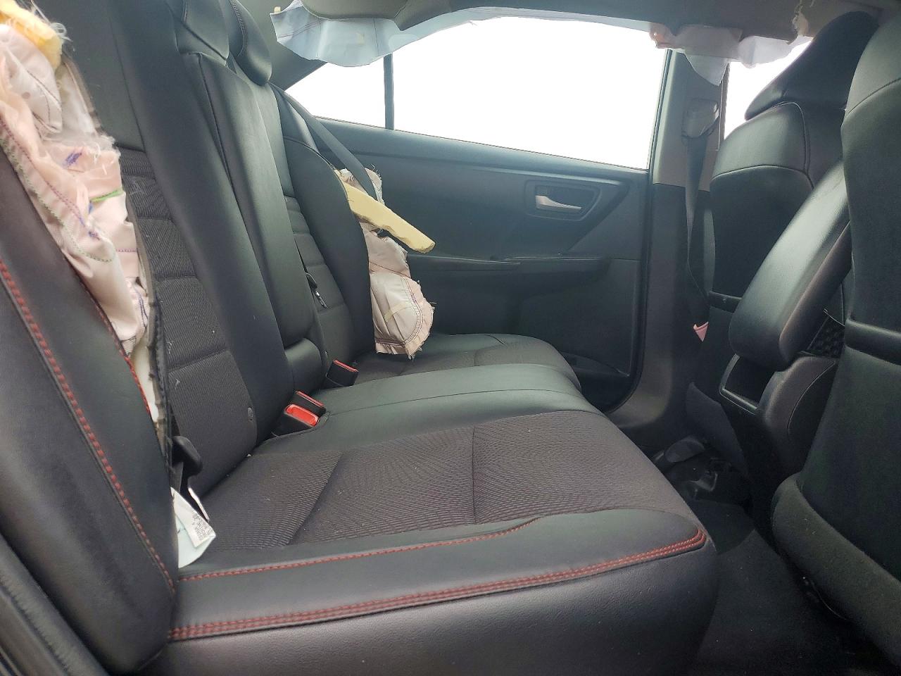 2016 TOYOTA CAMRY SE photo 19