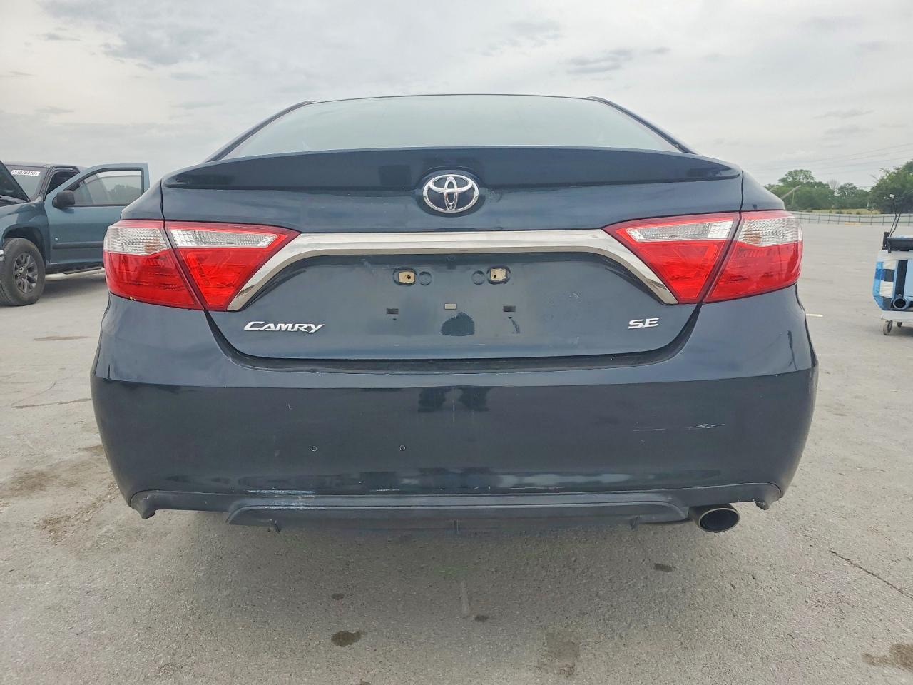 2016 TOYOTA CAMRY SE photo 11