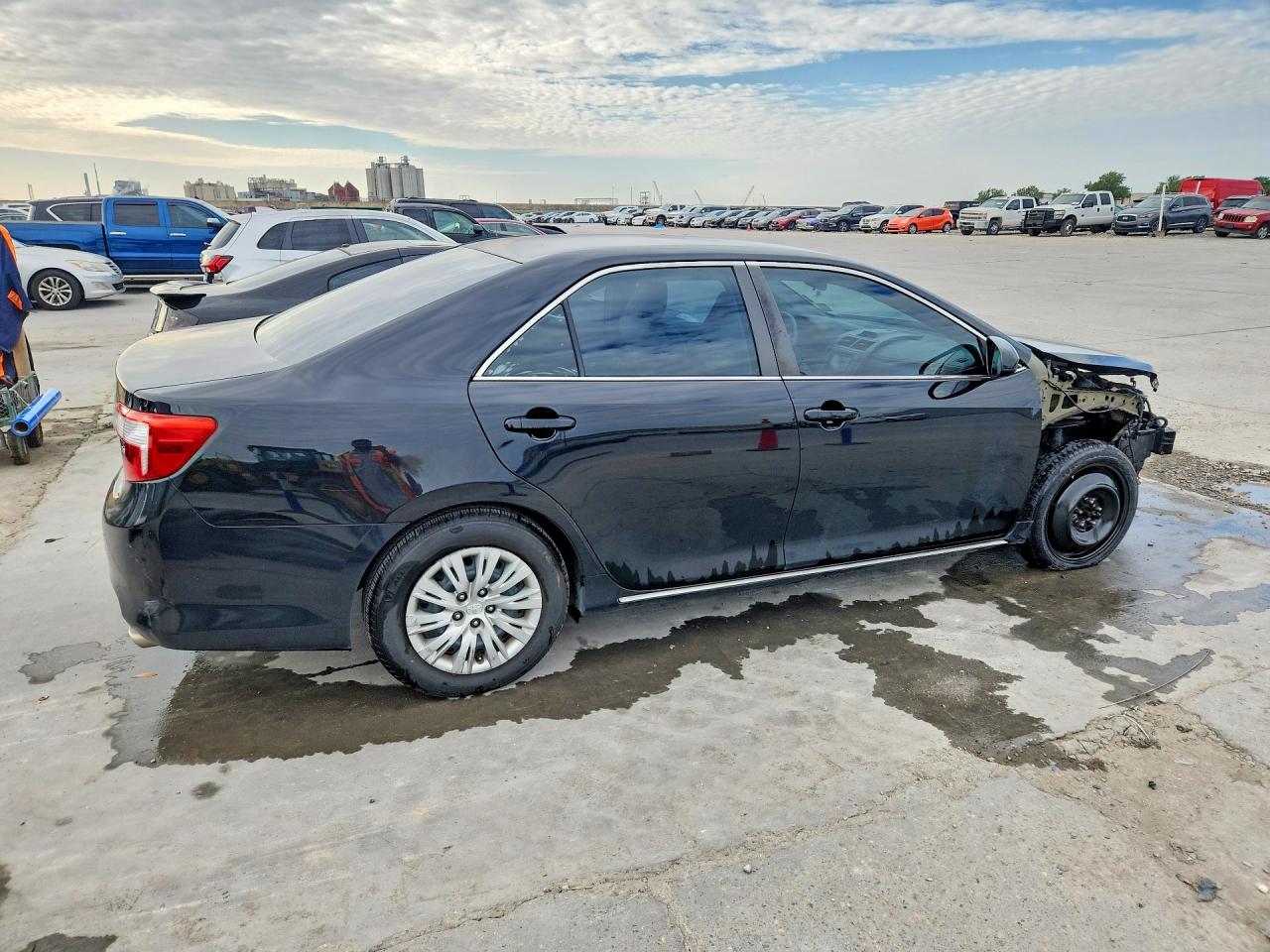 2014 TOYOTA CAMRY LE photo 3