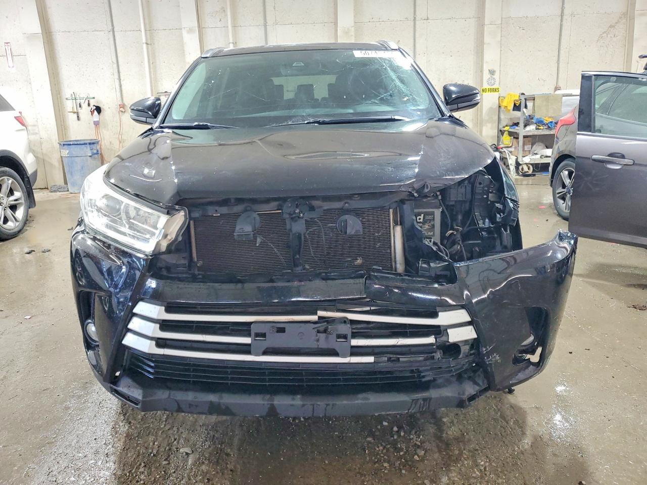 2018 TOYOTA HIGHLANDER XLE photo 9