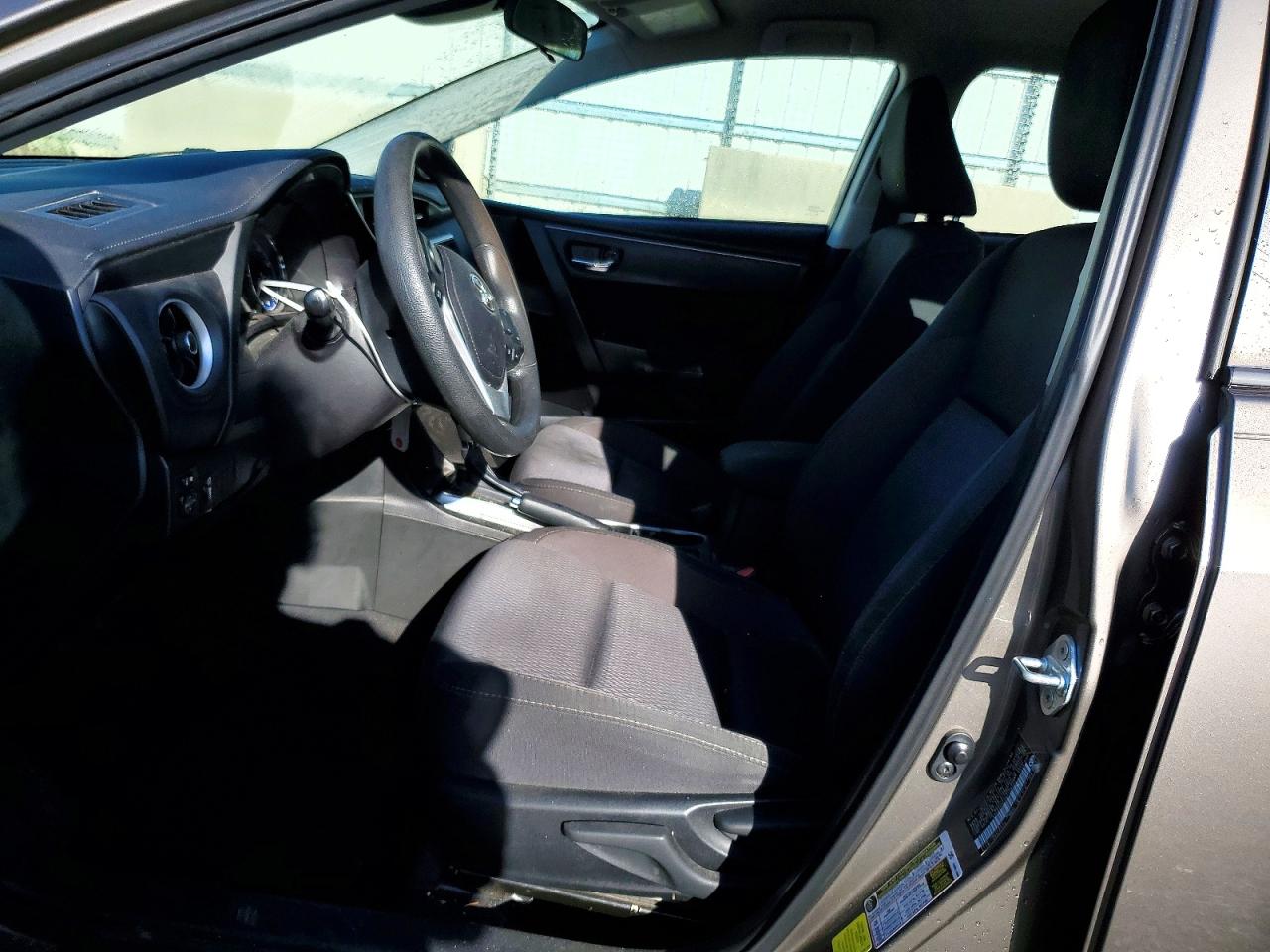 2017 TOYOTA COROLLA LE photo 13