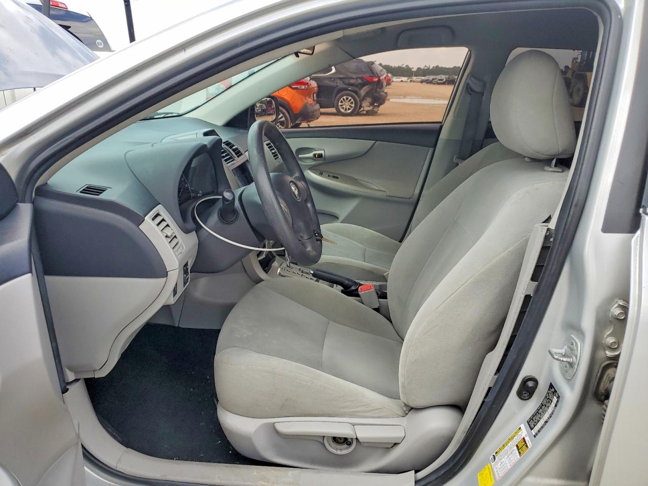2013 TOYOTA COROLLA LE photo 19