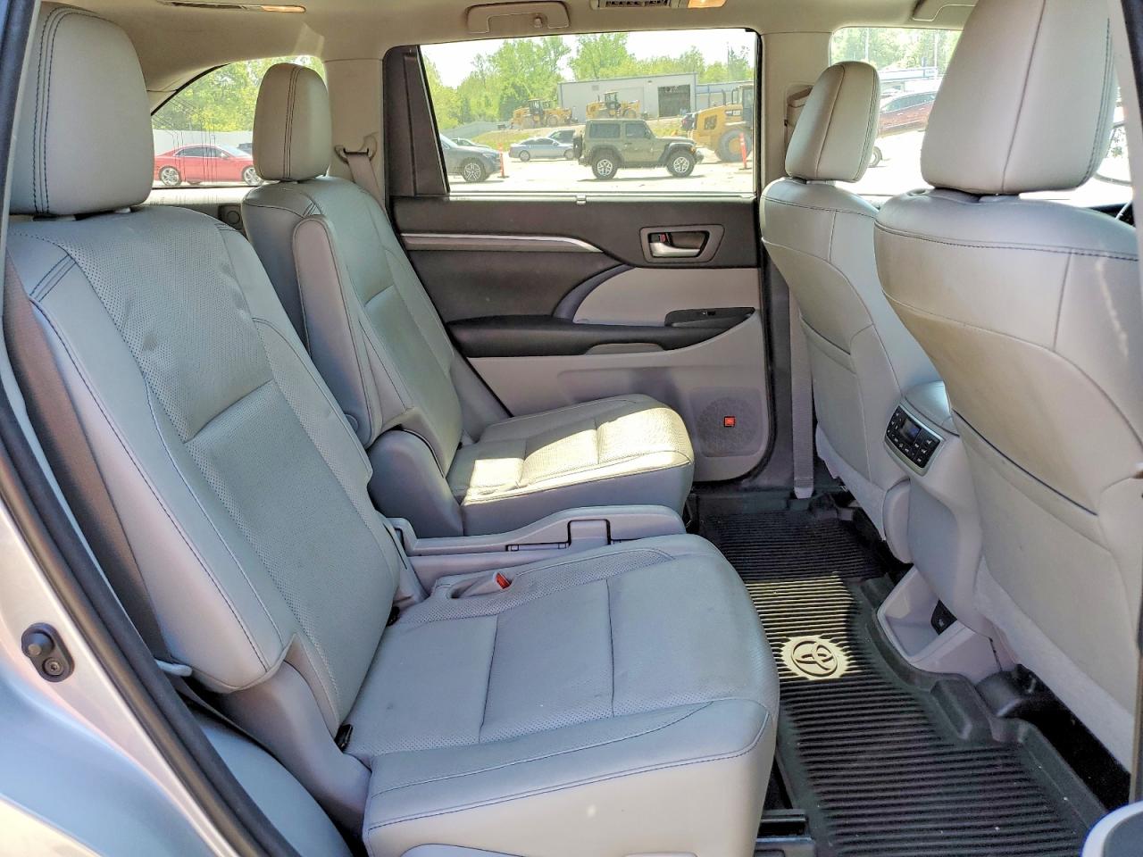 2017 TOYOTA HIGHLANDER LIMITED PLATINUM photo 11