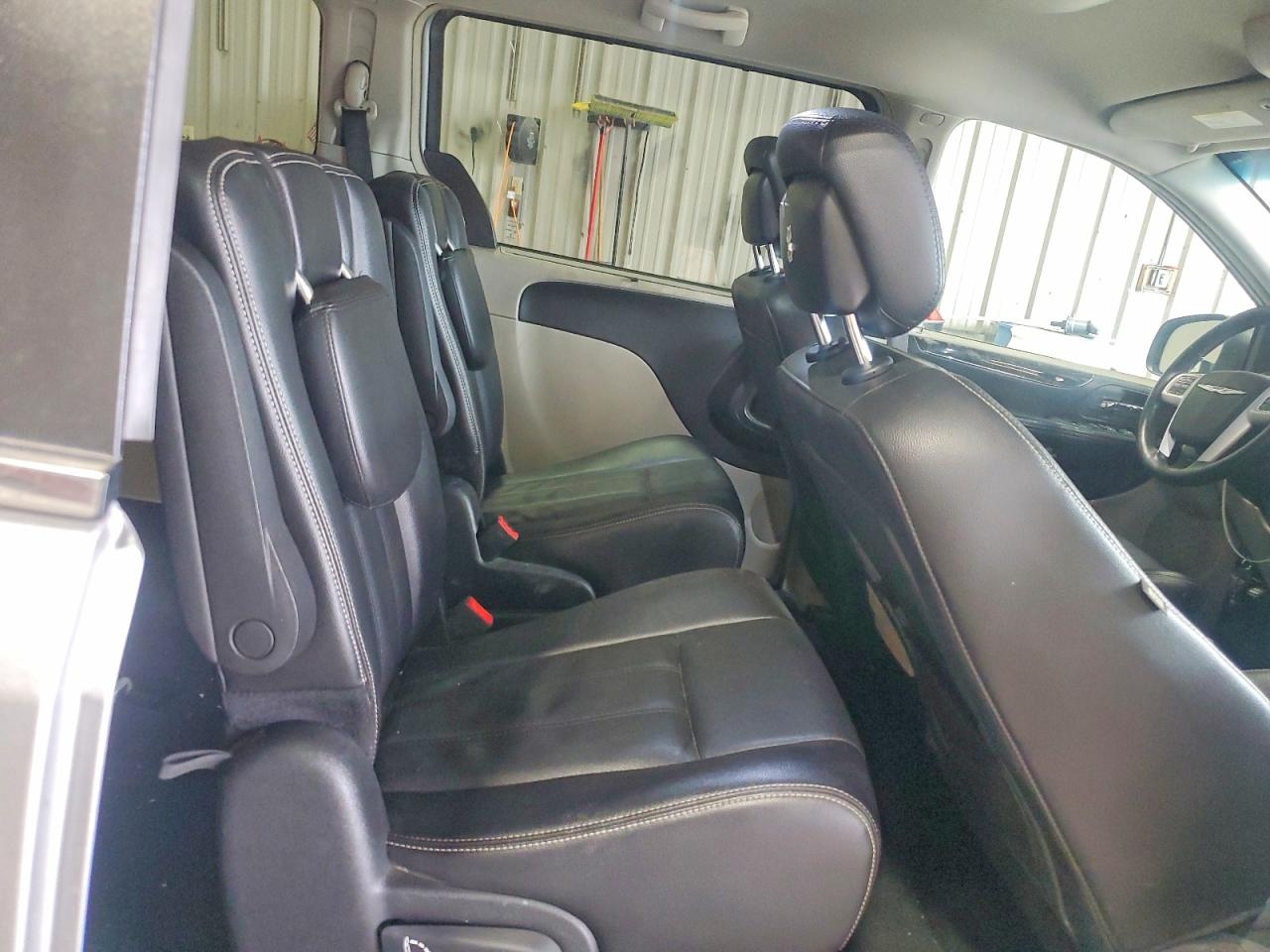 2015 CHRYSLER TOWN & COUNTRY TOURING photo 31