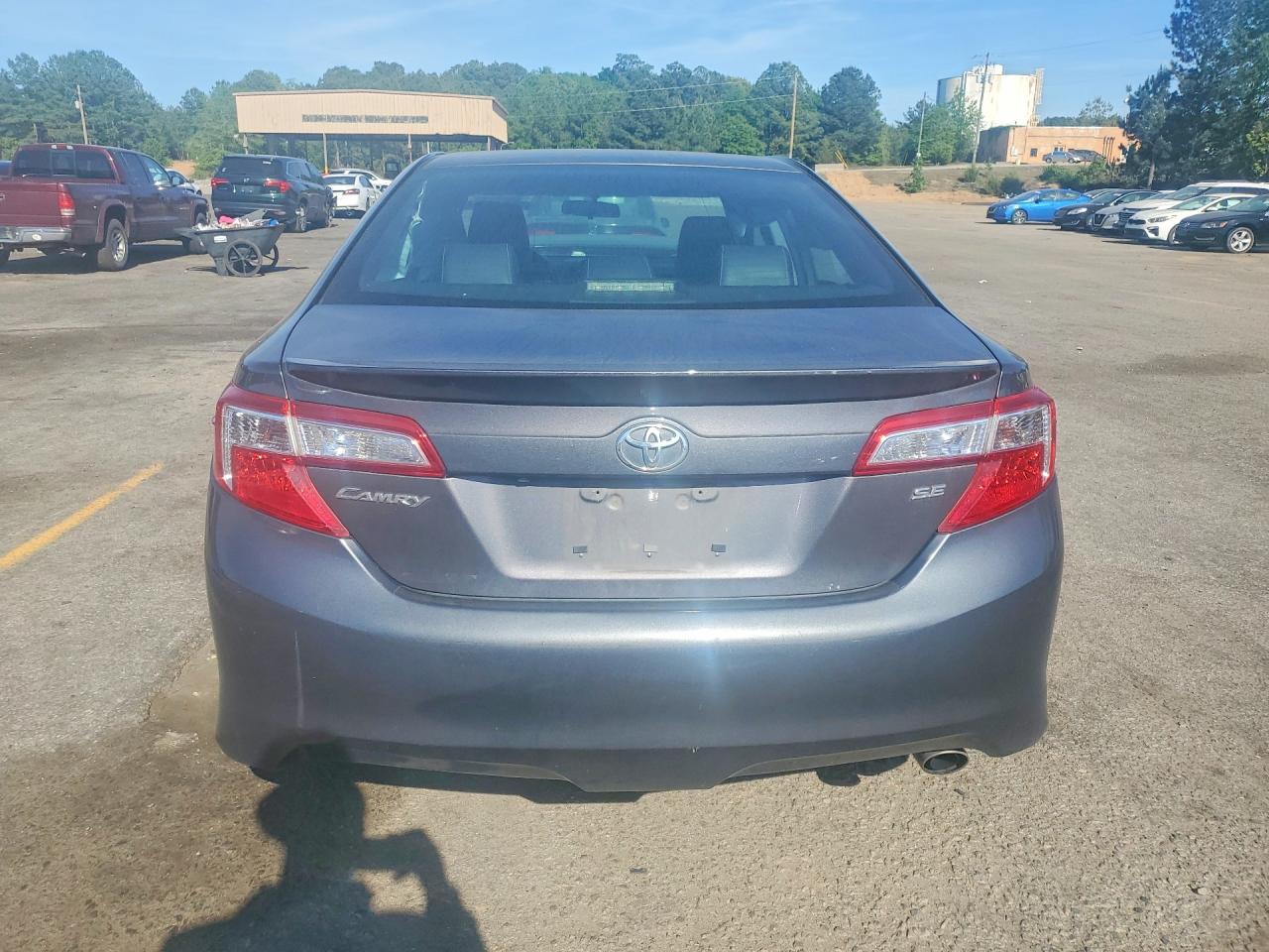 2014 TOYOTA CAMRY SE photo 16