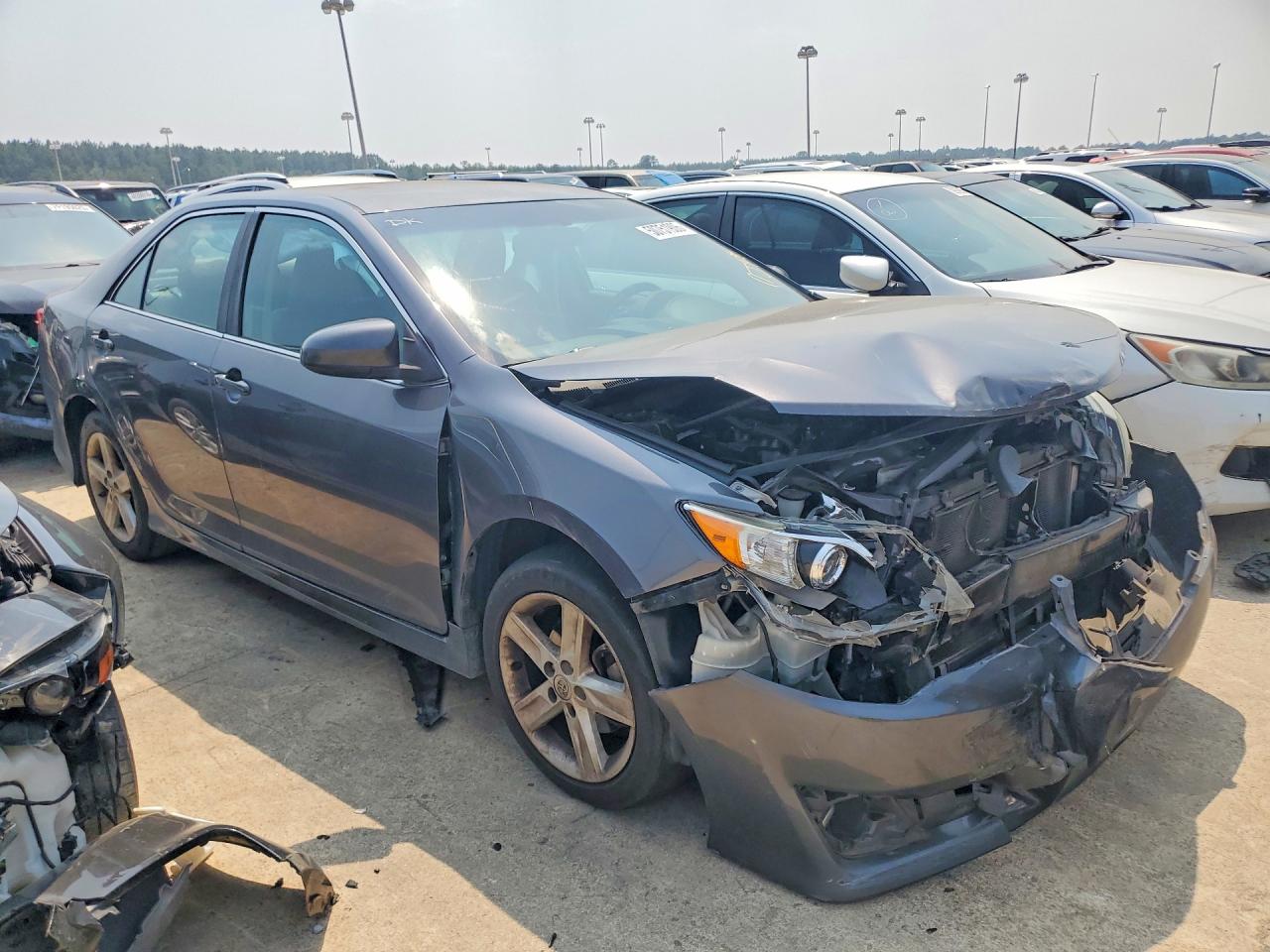 2014 TOYOTA CAMRY SE photo 10