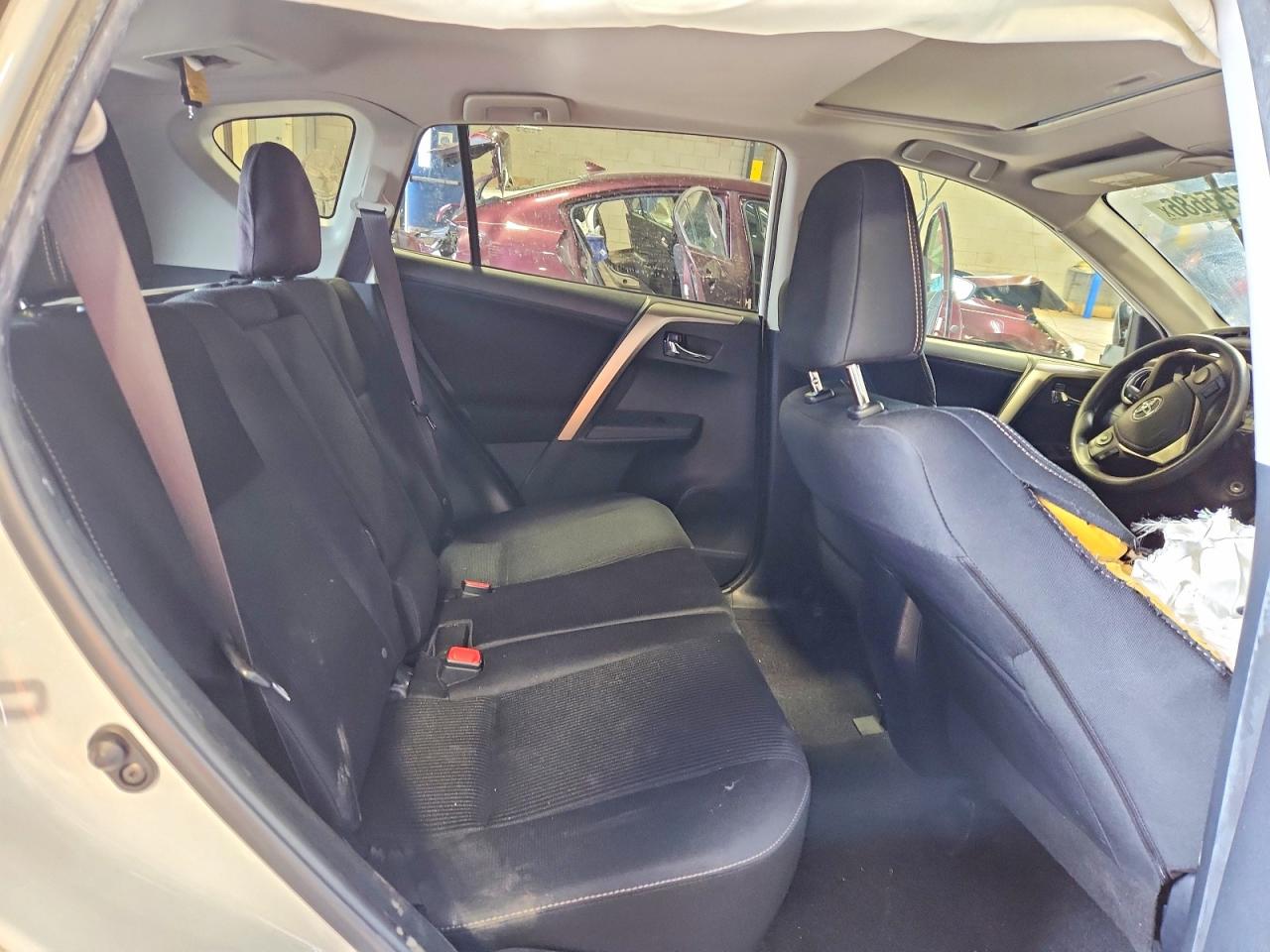 2015 TOYOTA RAV4 XLE photo 31