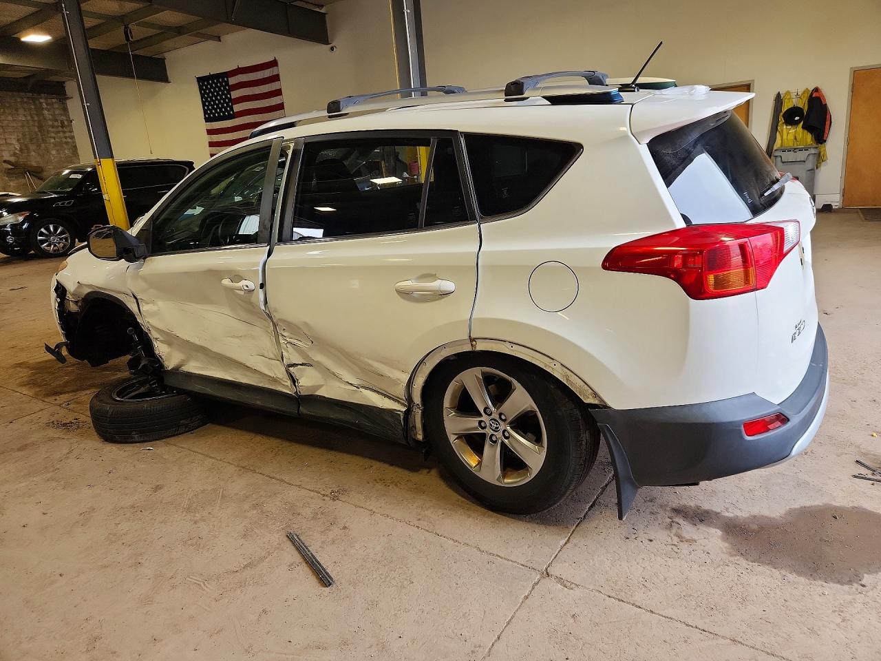 2015 TOYOTA RAV4 XLE photo 4