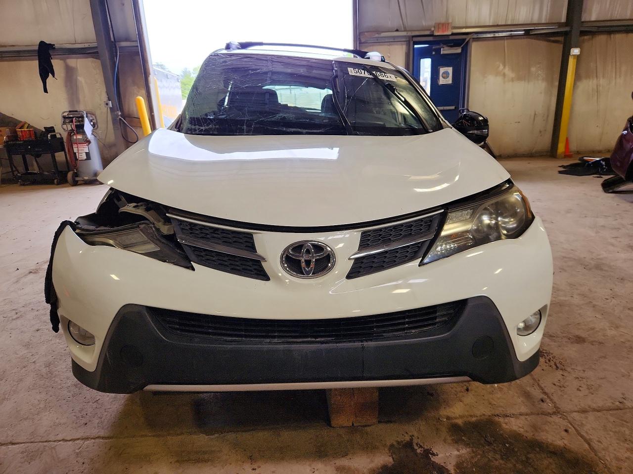 2015 TOYOTA RAV4 XLE photo 13