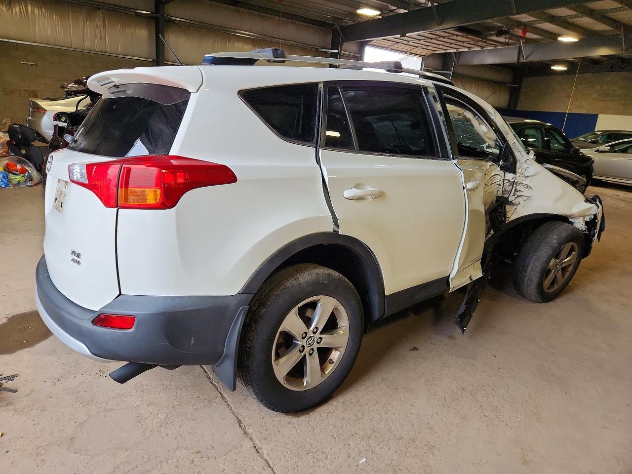 2015 TOYOTA RAV4 XLE photo 7