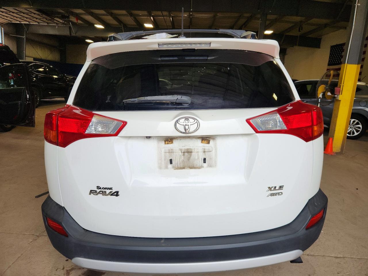 2015 TOYOTA RAV4 XLE photo 16
