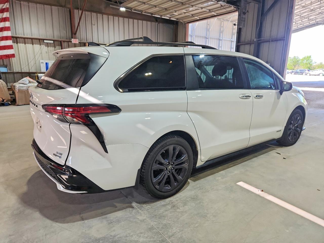 2021 TOYOTA SIENNA XSE photo 7