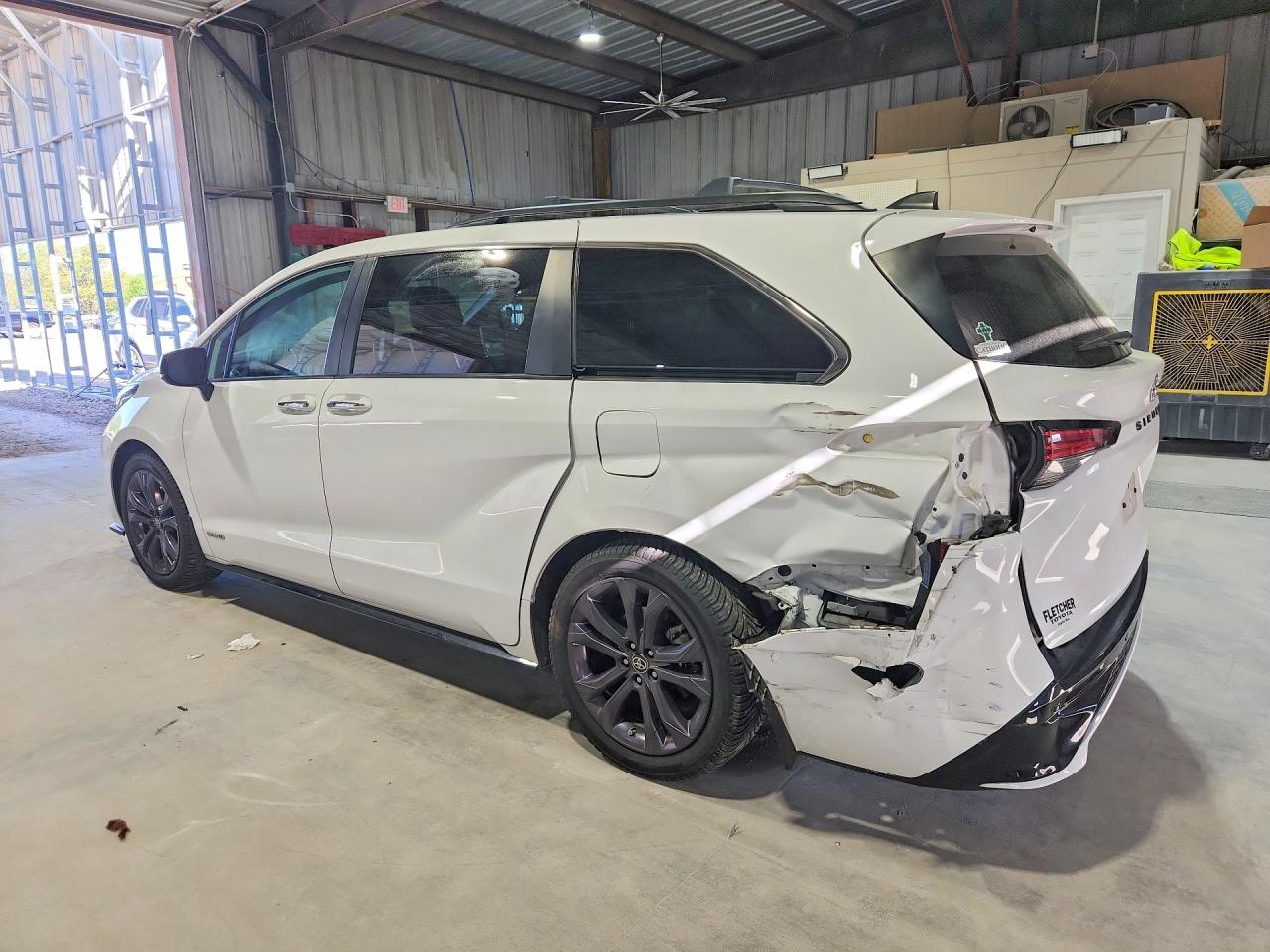 2021 TOYOTA SIENNA XSE photo 4