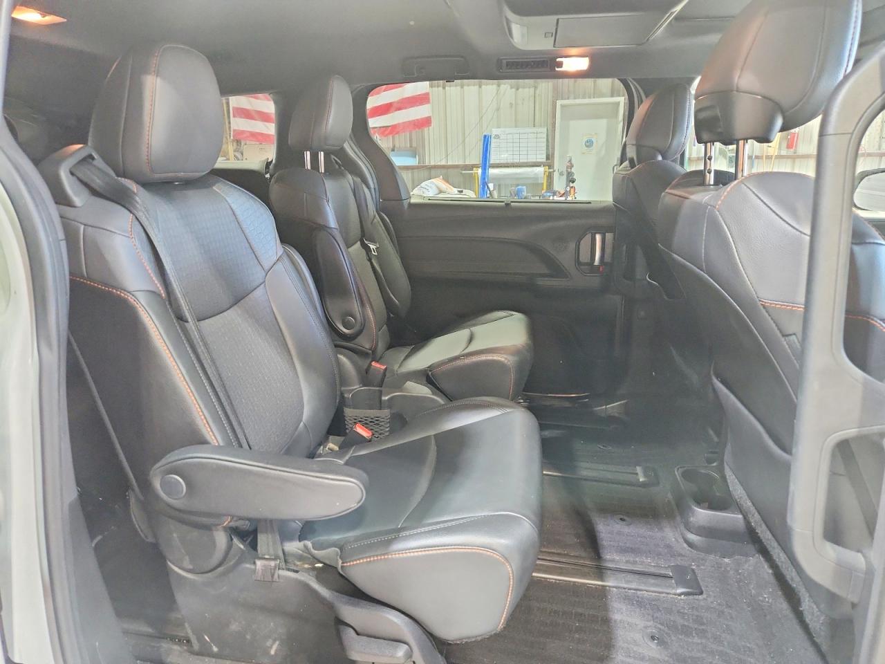 2021 TOYOTA SIENNA XSE photo 31