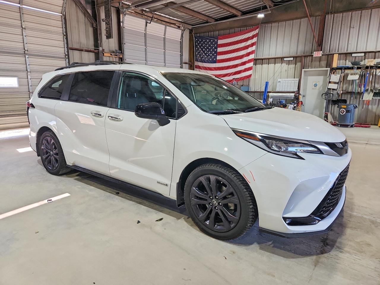 2021 TOYOTA SIENNA XSE photo 10