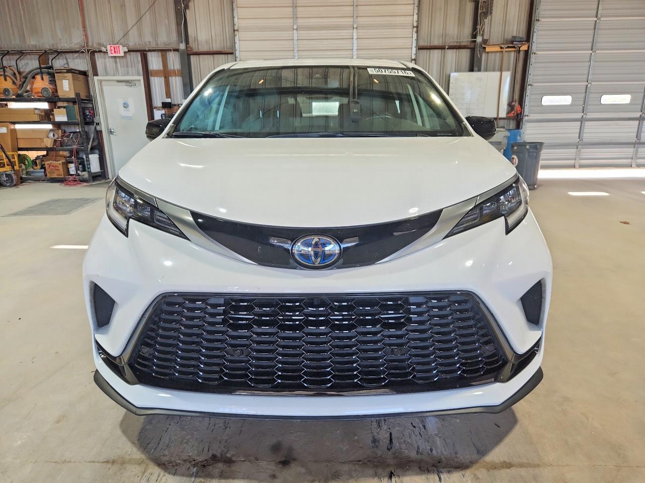 2021 TOYOTA SIENNA XSE photo 13