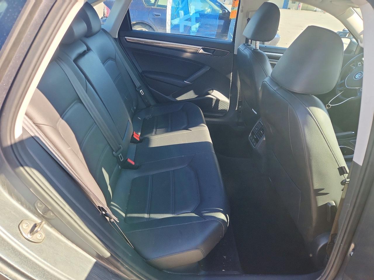 2018 VOLKSWAGEN PASSAT SE photo 19
