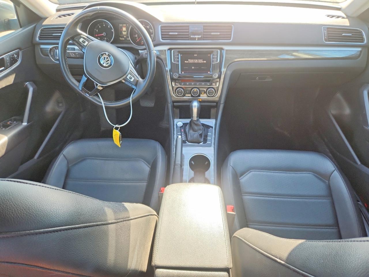 2018 VOLKSWAGEN PASSAT SE photo 15
