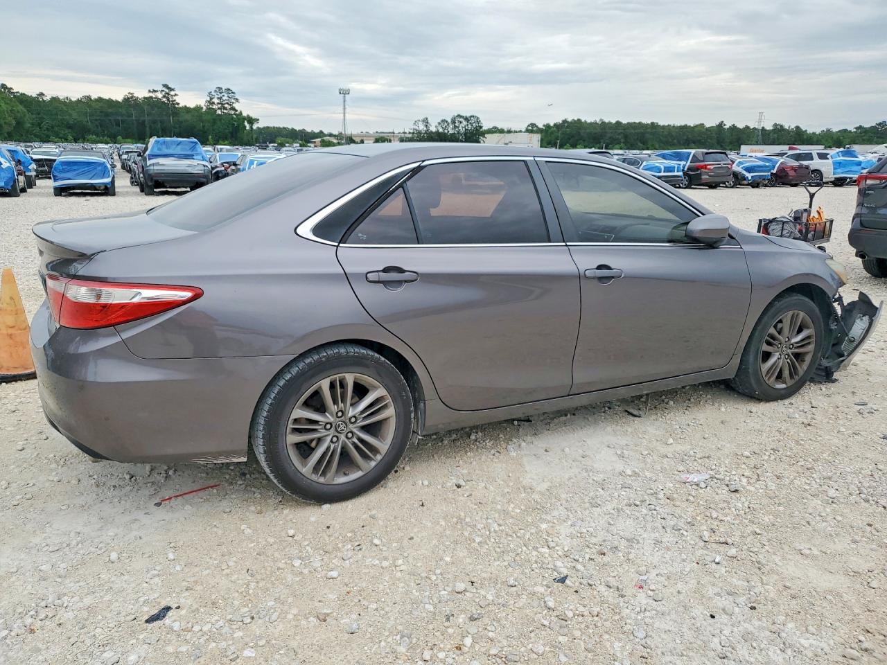 2017 TOYOTA CAMRY SE photo 5