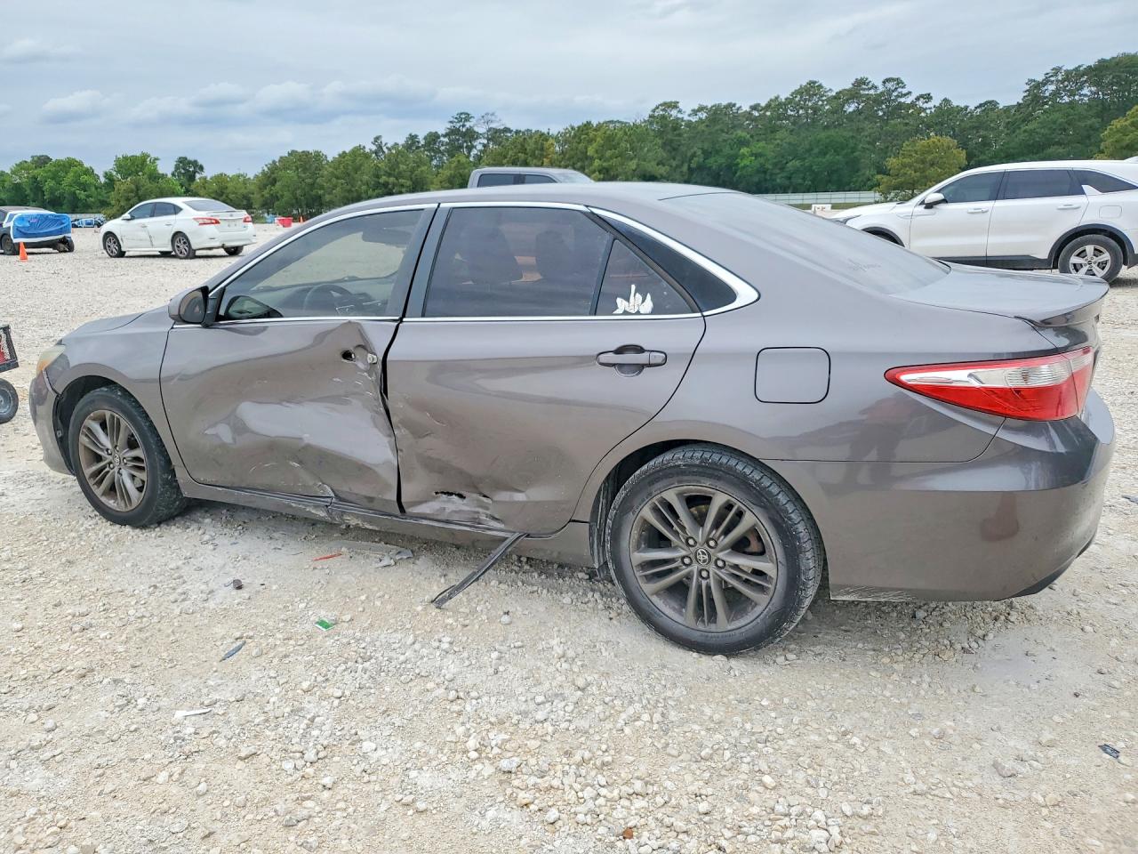 2017 TOYOTA CAMRY SE photo 3