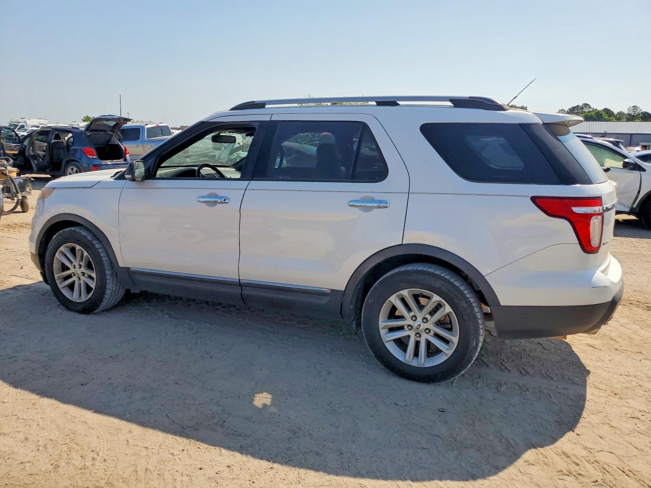 2015 FORD EXPLORER XLT photo 4