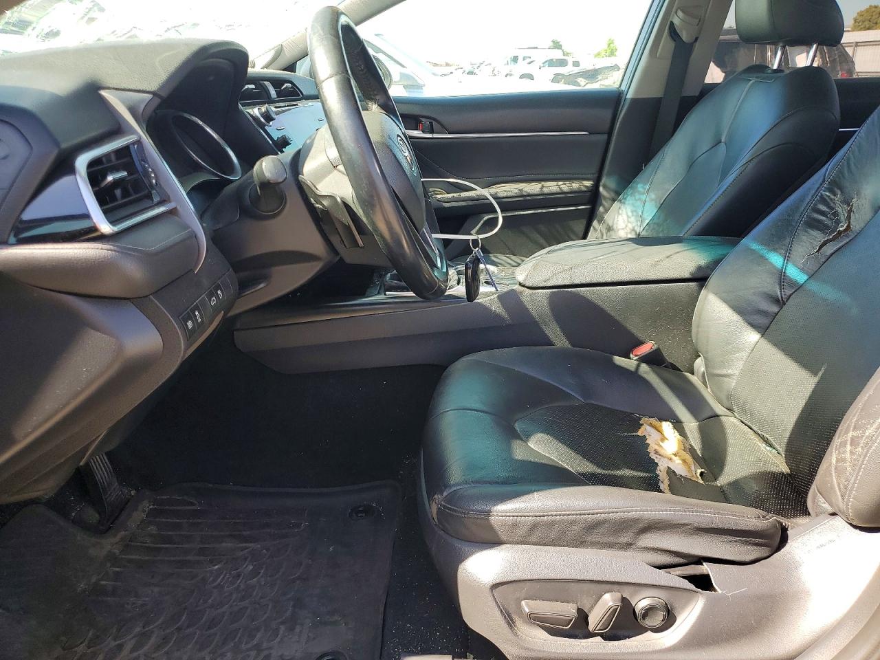 2018 TOYOTA CAMRY XSE photo 19