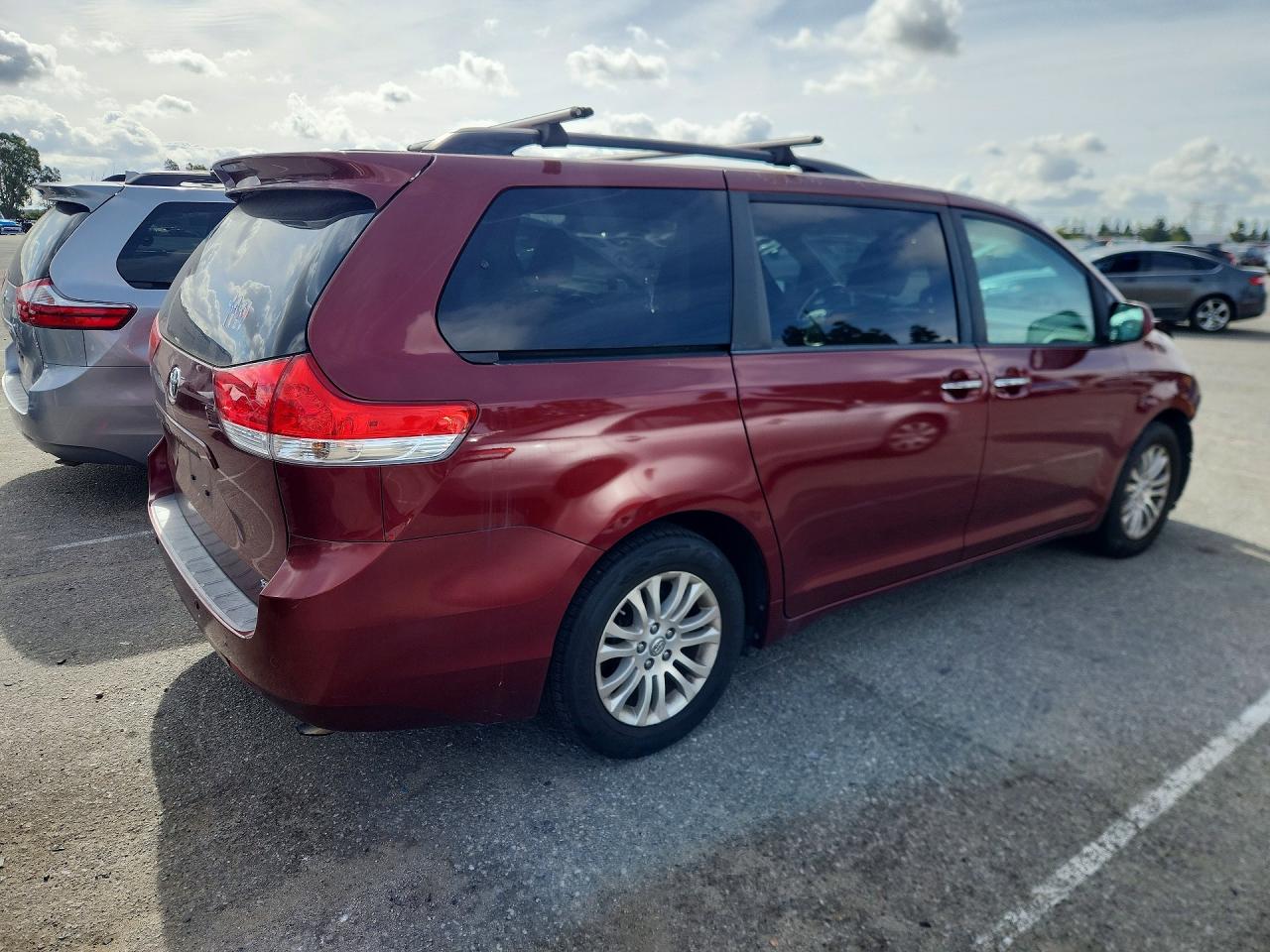 2014 TOYOTA SIENNA XLE 8-PASSENGER photo 5