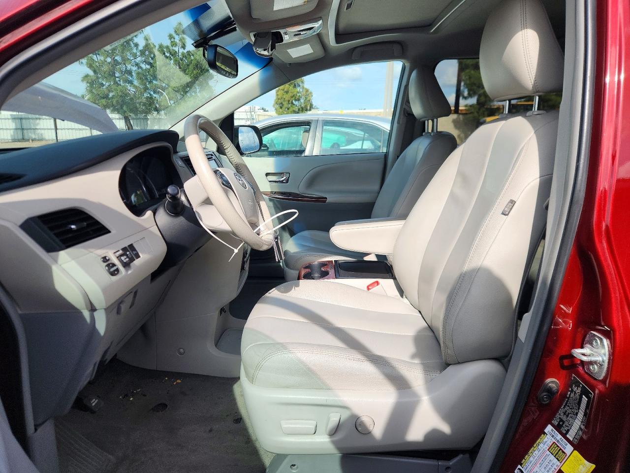 2014 TOYOTA SIENNA XLE 8-PASSENGER photo 13