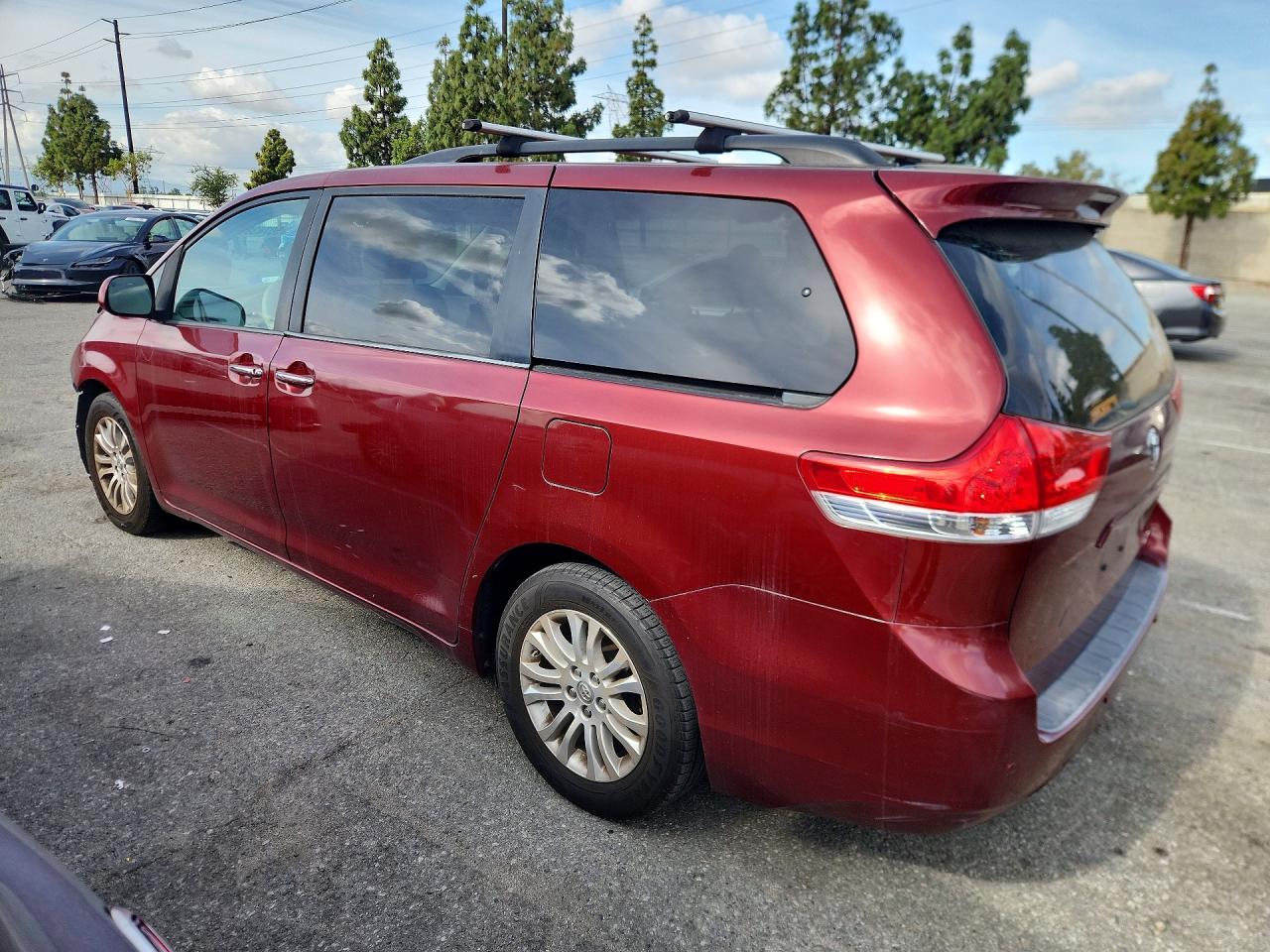 2014 TOYOTA SIENNA XLE 8-PASSENGER photo 3
