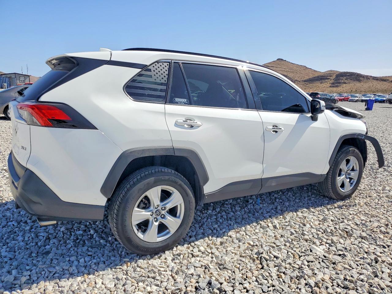 2021 TOYOTA RAV4 XLE photo 3