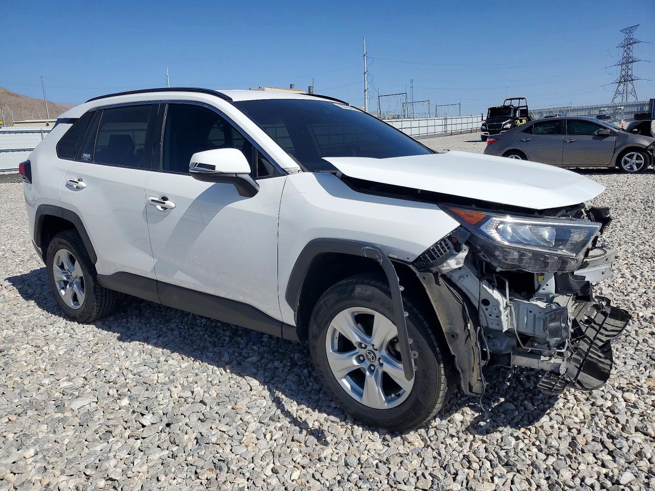 2021 TOYOTA RAV4 XLE photo 4