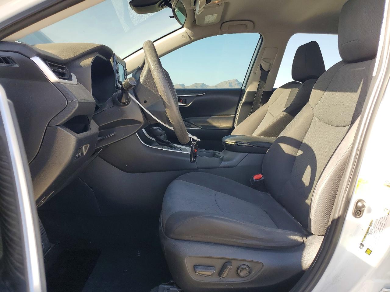 2021 TOYOTA RAV4 XLE photo 7