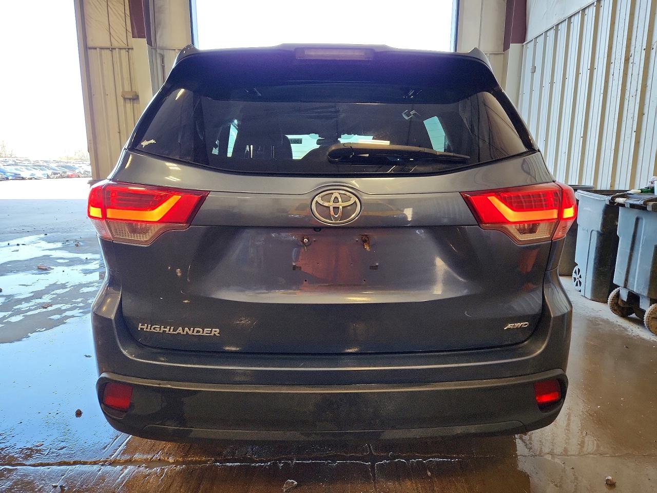 2018 TOYOTA HIGHLANDER LE photo 16