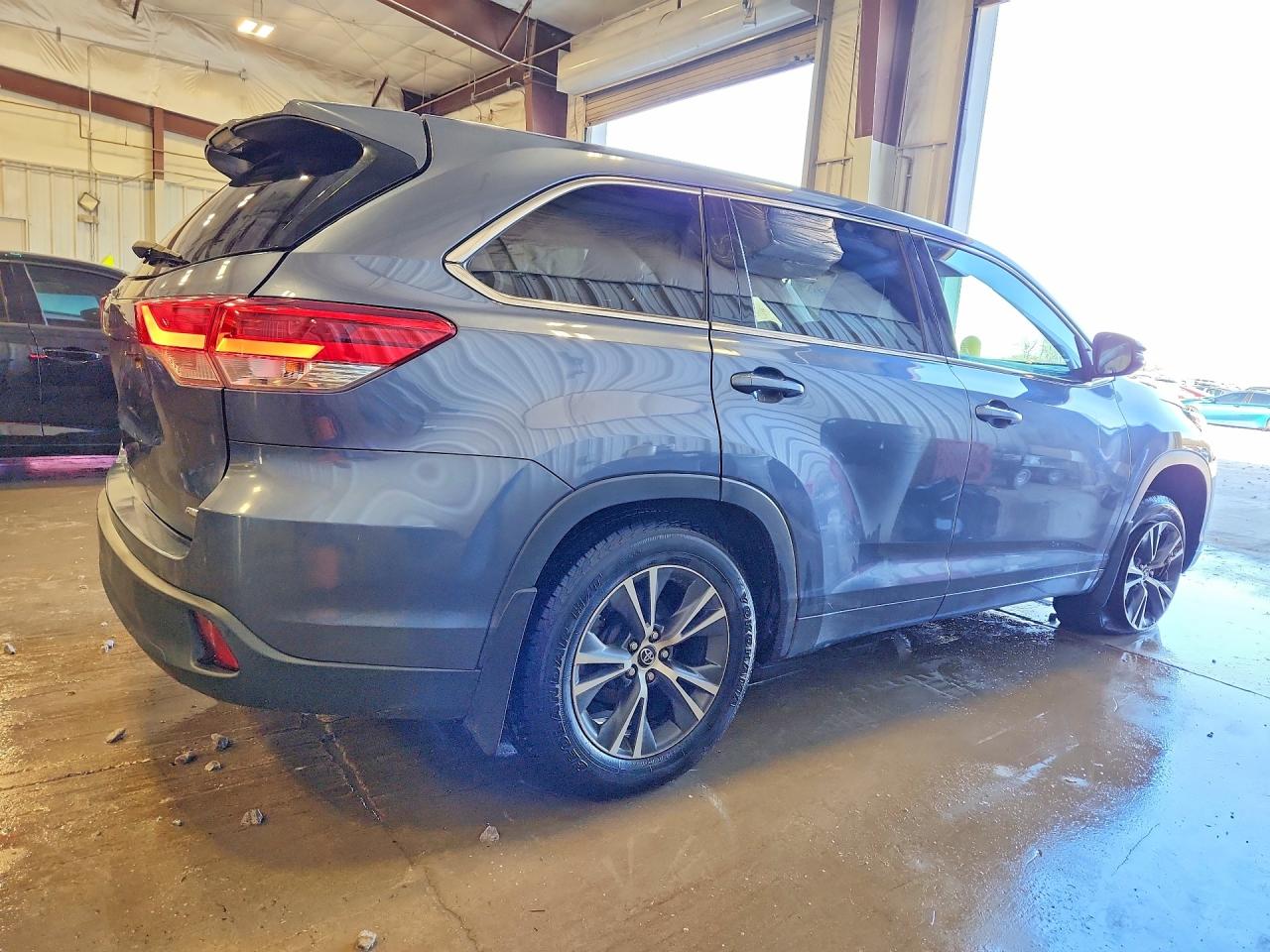2018 TOYOTA HIGHLANDER LE photo 7