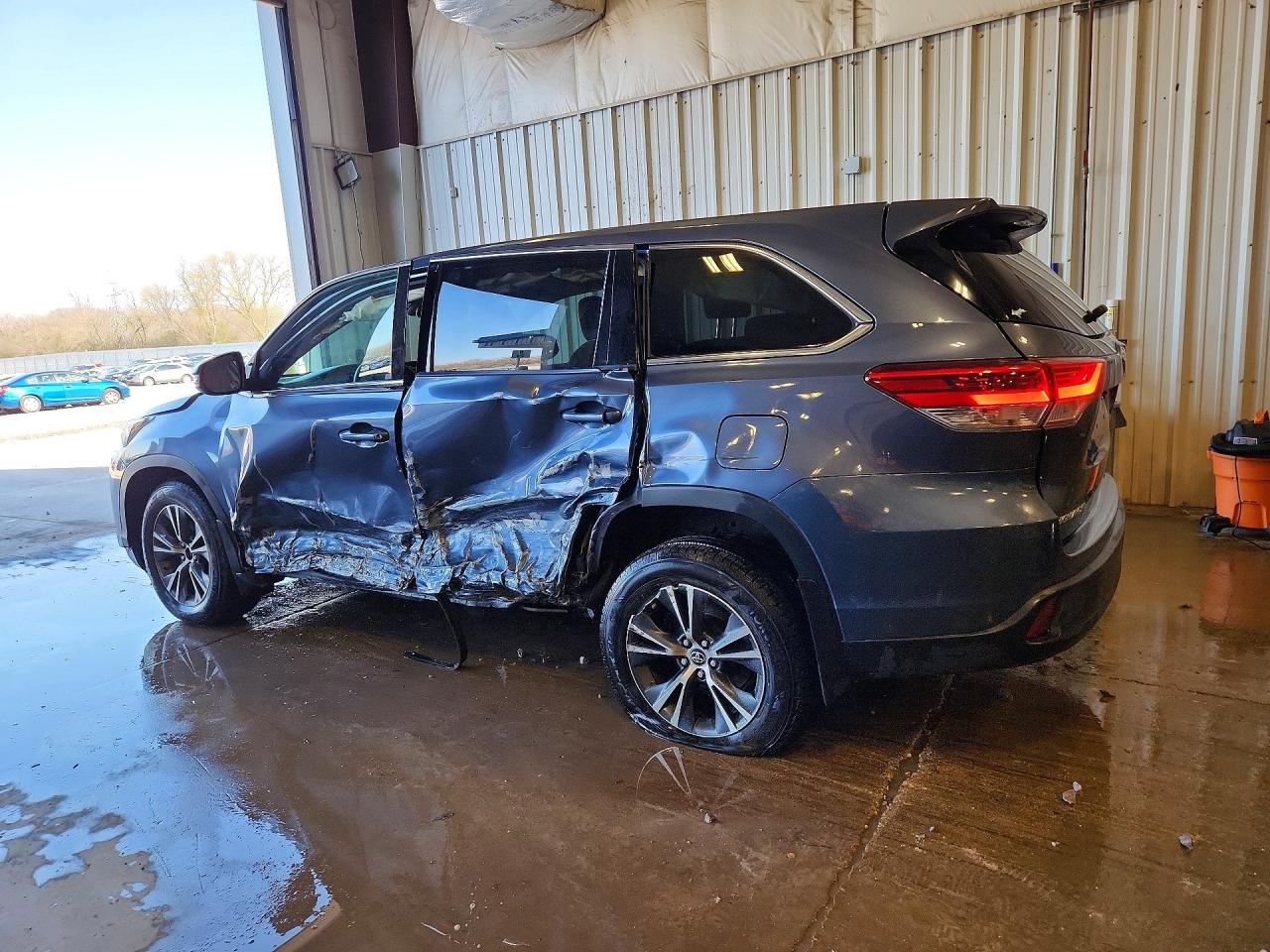 2018 TOYOTA HIGHLANDER LE photo 4