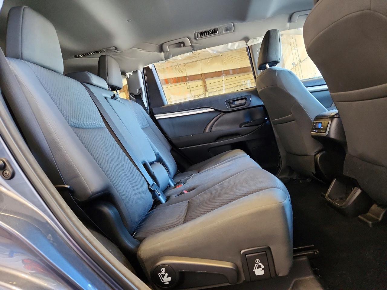 2018 TOYOTA HIGHLANDER LE photo 31