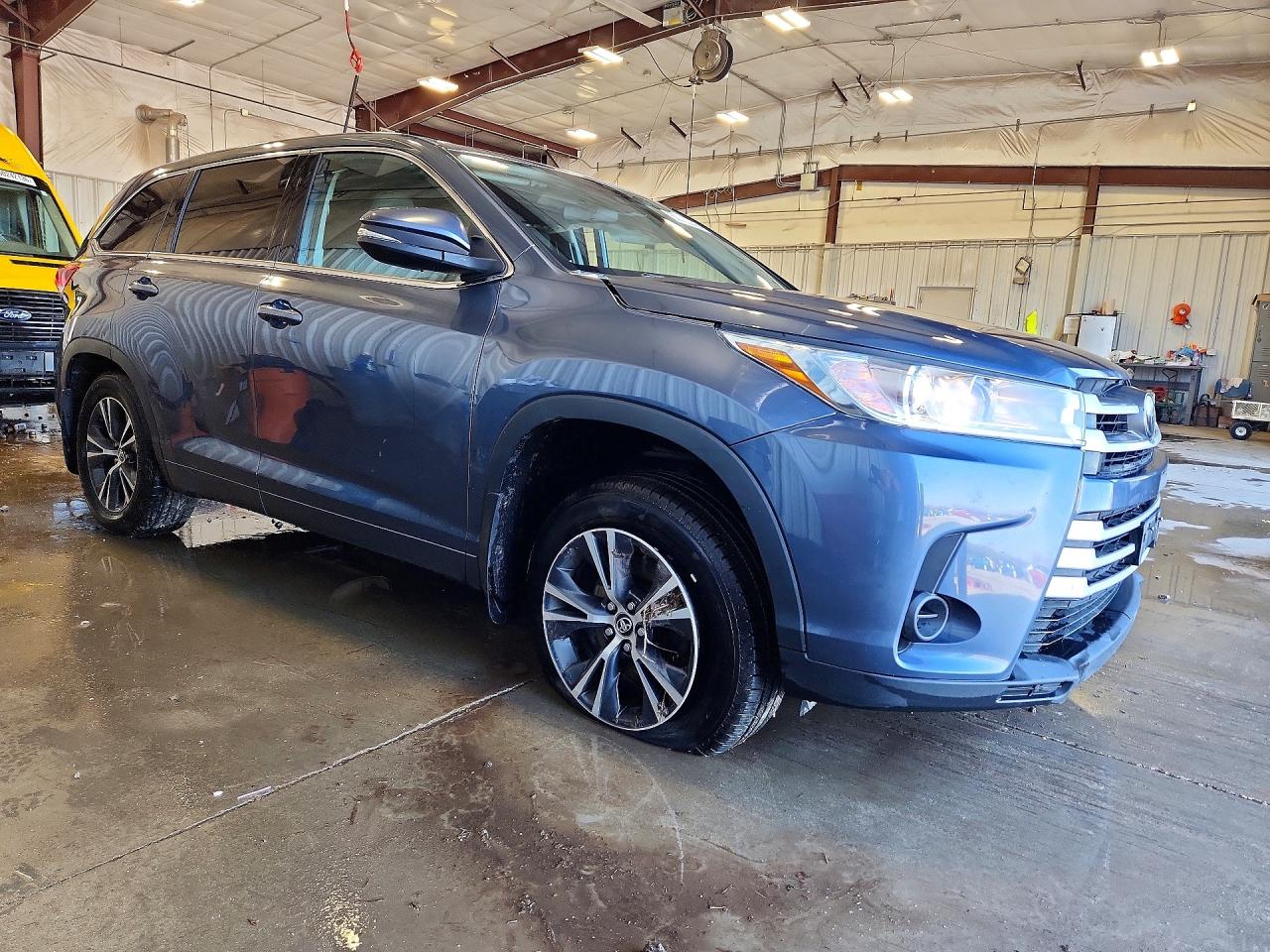2018 TOYOTA HIGHLANDER LE photo 10
