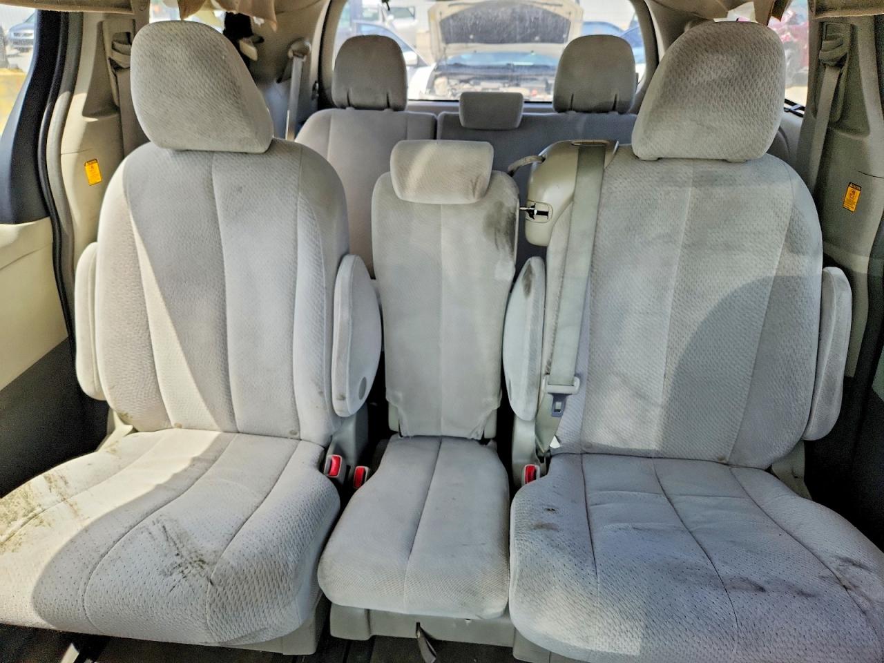 2013 TOYOTA SIENNA LE photo 19