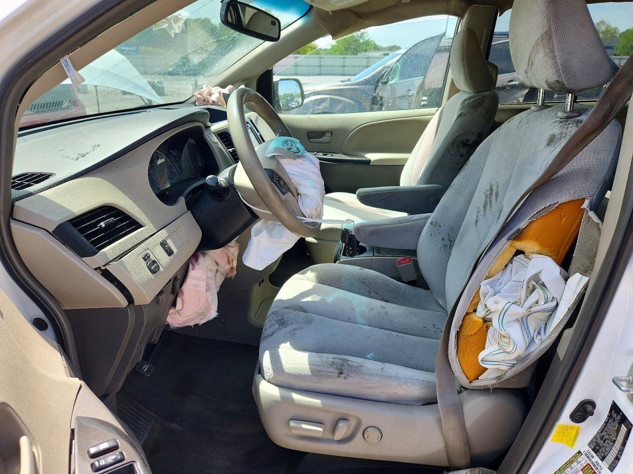 2013 TOYOTA SIENNA LE photo 13