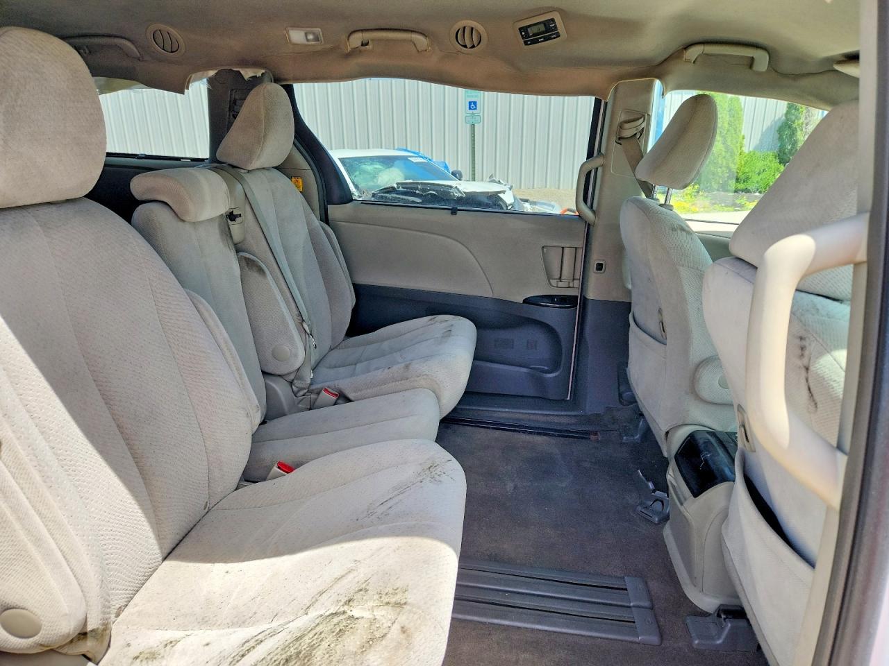 2013 TOYOTA SIENNA LE photo 21