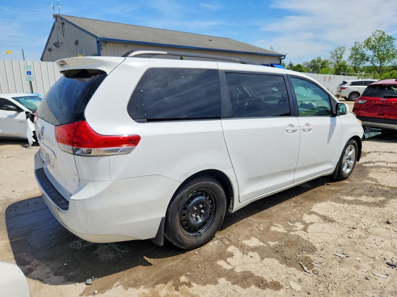 2013 TOYOTA SIENNA LE photo 5