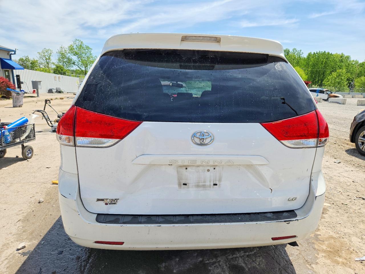 2013 TOYOTA SIENNA LE photo 11