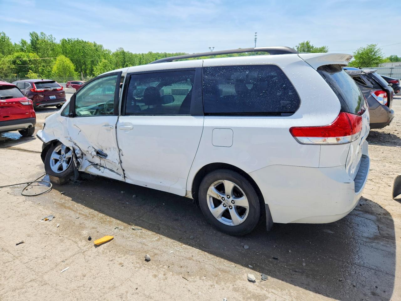 2013 TOYOTA SIENNA LE photo 3