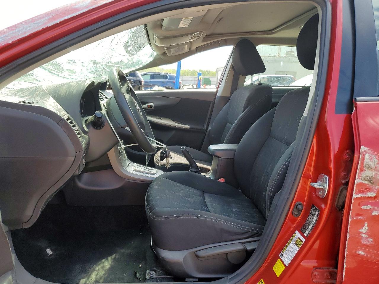 2013 TOYOTA COROLLA photo 13