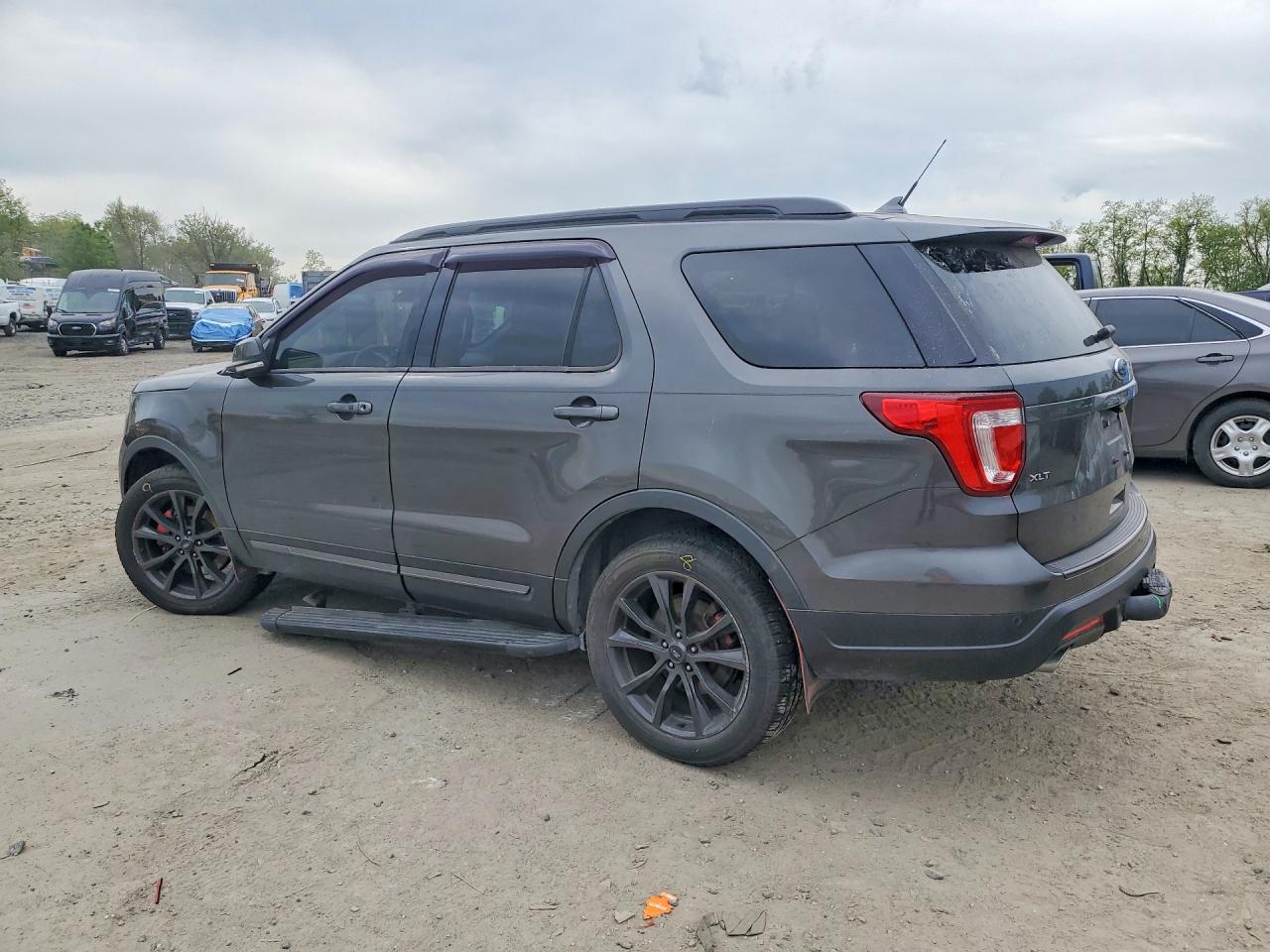 2019 FORD EXPLORER XLT photo 3
