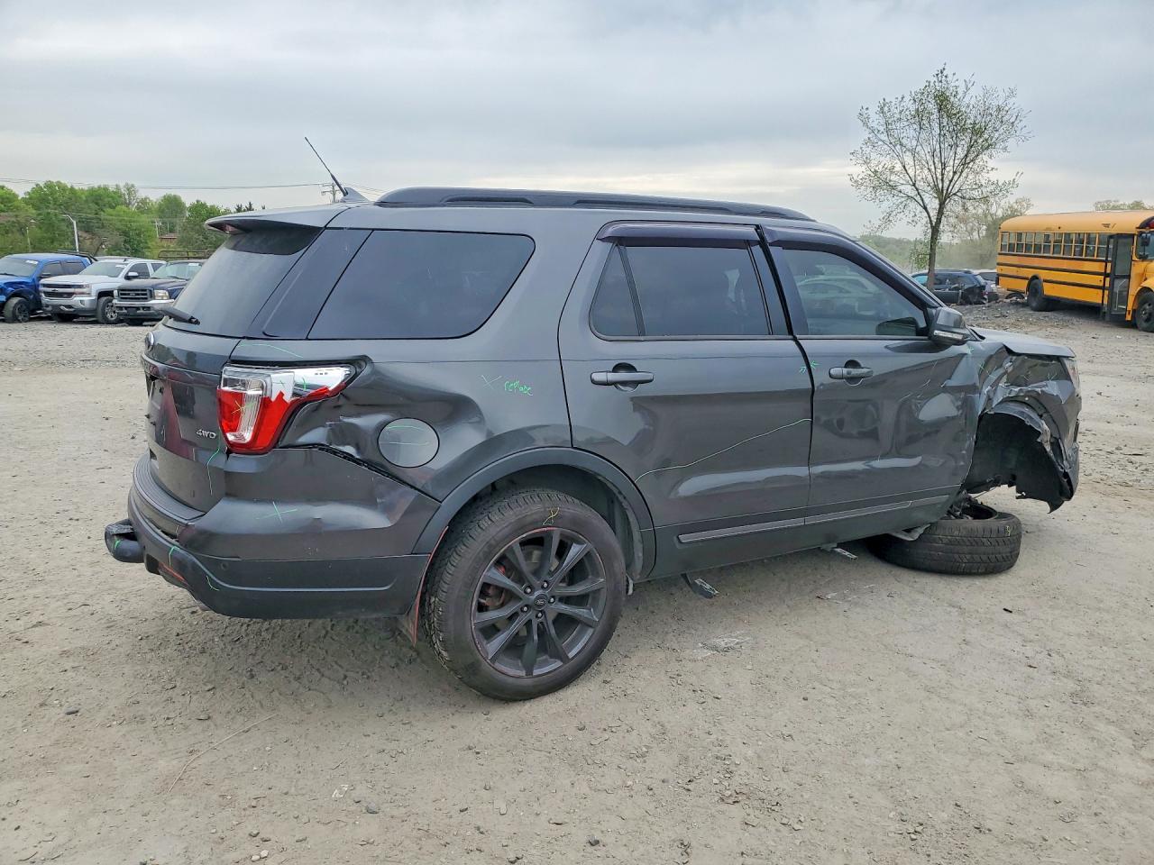 2019 FORD EXPLORER XLT photo 5