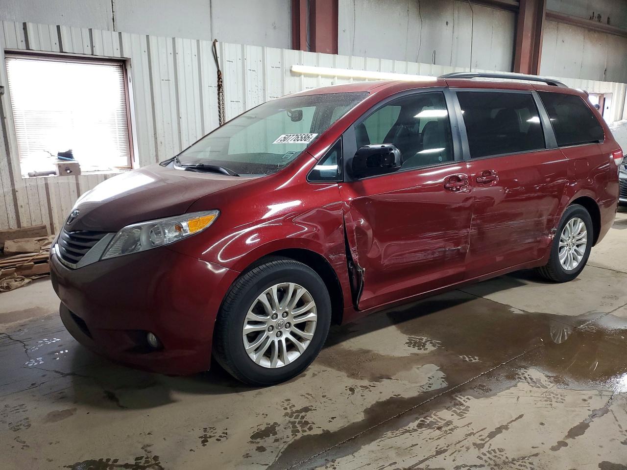 2013 TOYOTA SIENNA