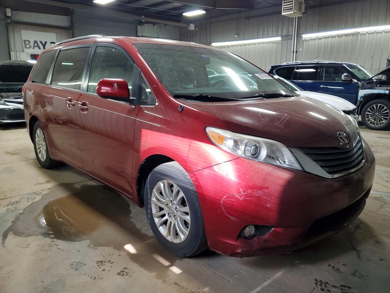 2013 TOYOTA SIENNA XLE 8-PASSENGER photo 4