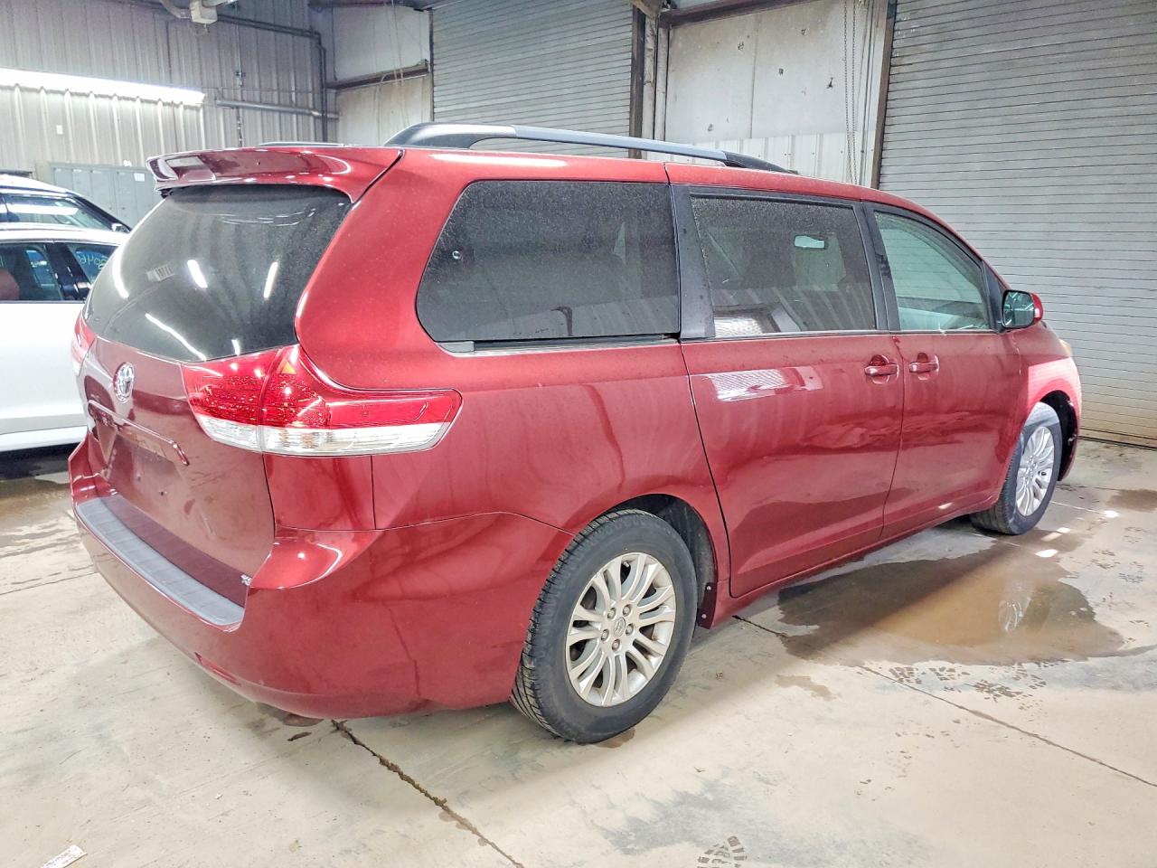 2013 TOYOTA SIENNA XLE 8-PASSENGER photo 3